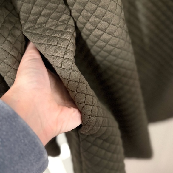 Women’s Quilted Design Olive Green Shacket, size XL - Picture 6 of 8